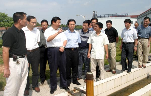 2005年9月5日，时任浙江省省委书记、省人大常委会主任习近平视察公司衢州沈家污水处理厂项目