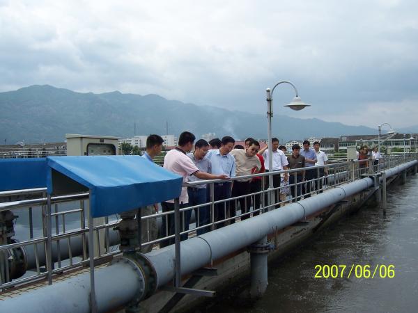 时任浙江省副省长陈加元视察公司临海市城市污水处理厂项目